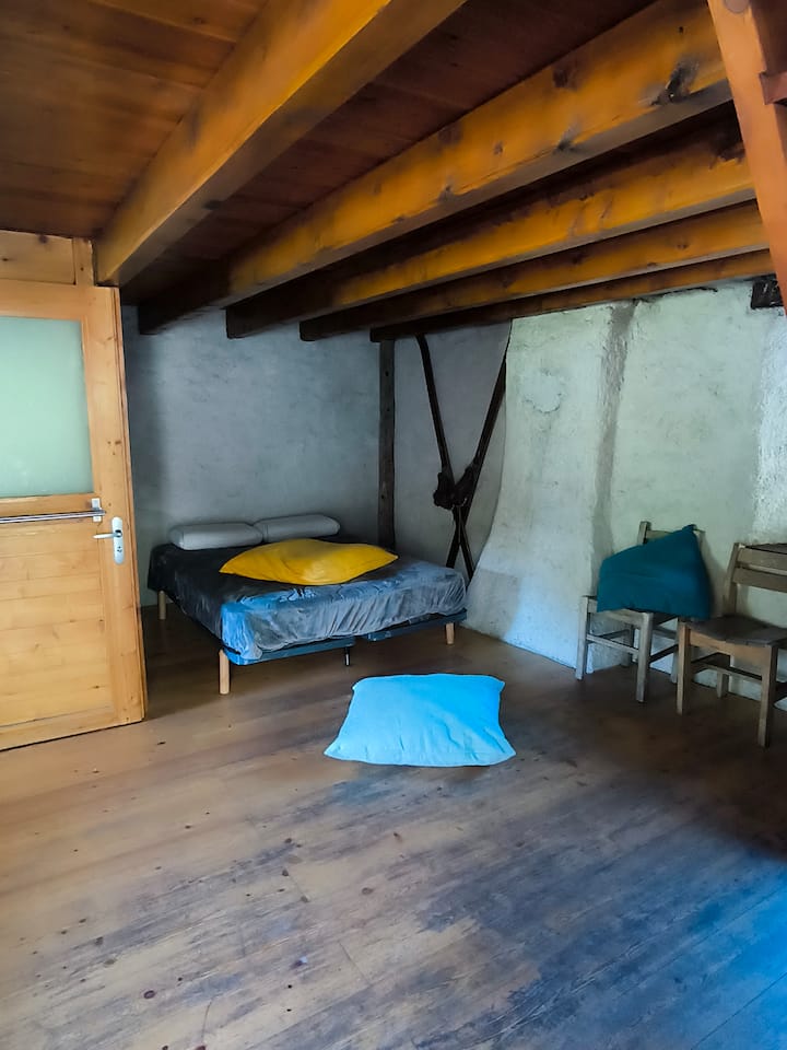 Bright room with integrated bathroom: quiet and bright space, perfect for resting after a day of hiking in the Queyras Nature Park.
