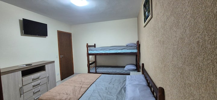 Suite with air conditioning, smart TV, double bed and bunk bed!