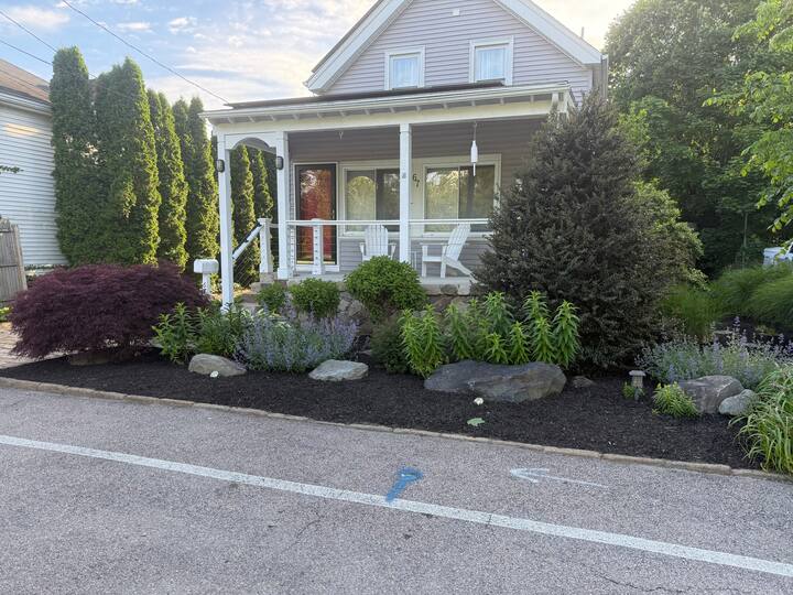 Jamestown Coastal Cottage with Pool and Hot Tub