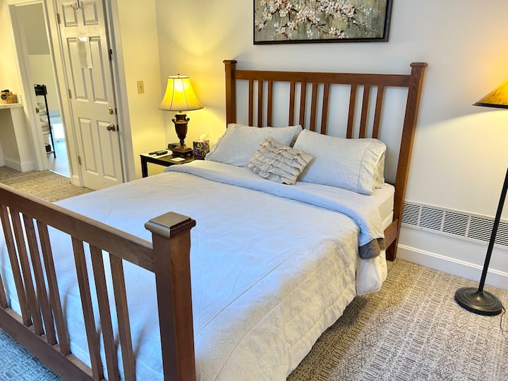 Comfortabel queensize bed met traagschuim en zacht, premium beddengoed.