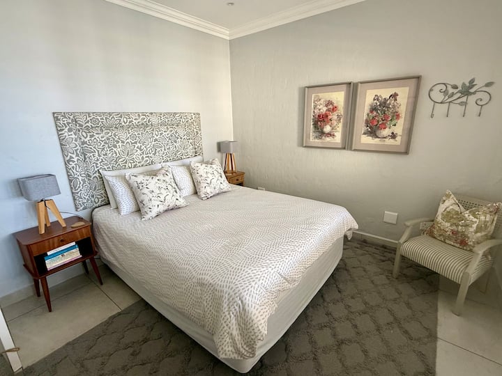 Cómoda cama tamaño queen en el dormitorio principal