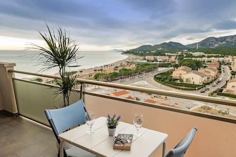 Apartment with terrace, beach and mountain views