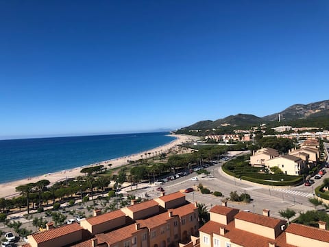 Apartment with terrace, beach and mountain views