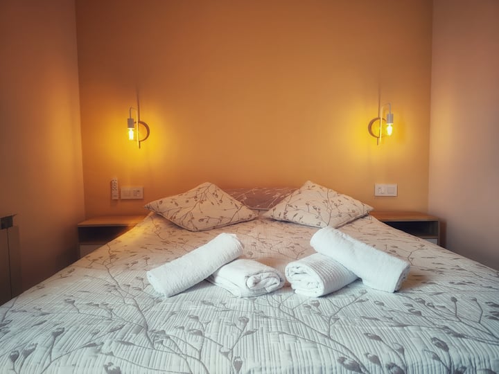 Chumba kikuu kina roshani inayoangalia bahari na Altafulla na feni ya dari. 