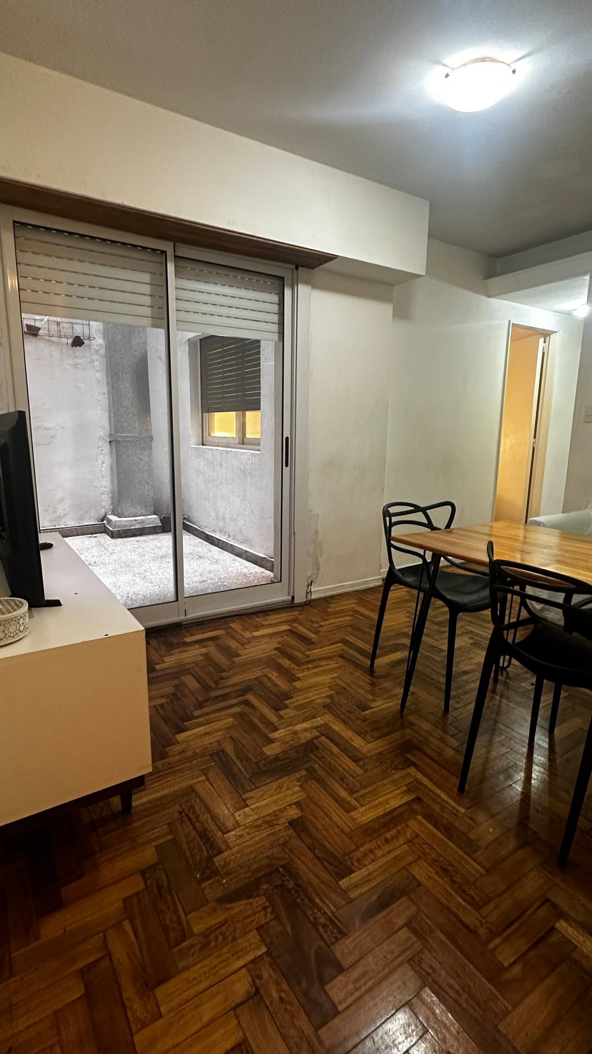 Apartamento térreo com 1 quarto e dois pátios em Almagro