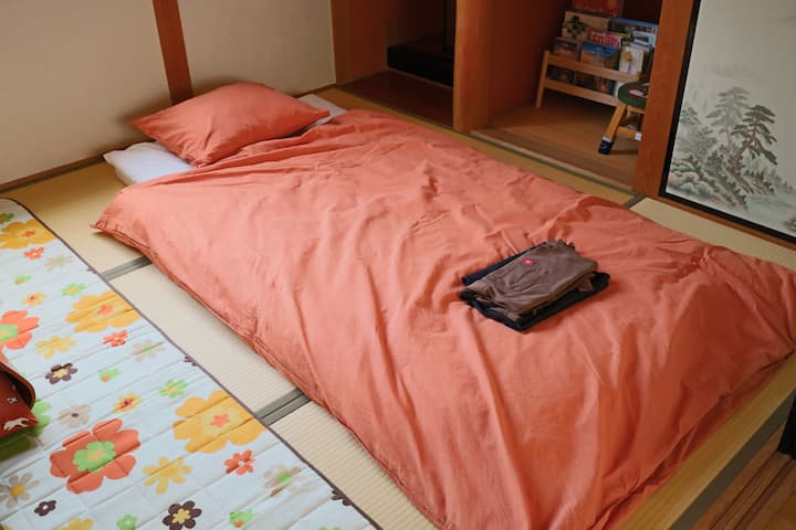 For a group of three or more guests, a futon will be laid out for sleeping in a Japanese-style room.

3名さま以上の宿泊の場合は、和室に布団を敷いて就寝していただきます。