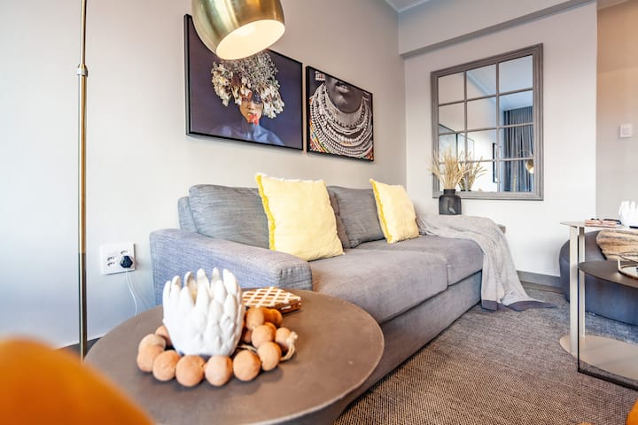 Perfectly Located, Modern Apartment With Private Garden - Camps Bay