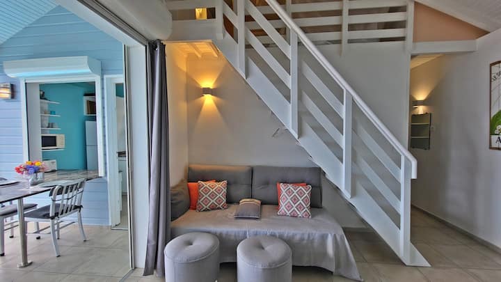 Para los niños, altillo con aire acondicionado abierto a la sala de estar, cama de 140 x 190. 
Posibilidad de preparar el sofá como cama individual 90 x 190.