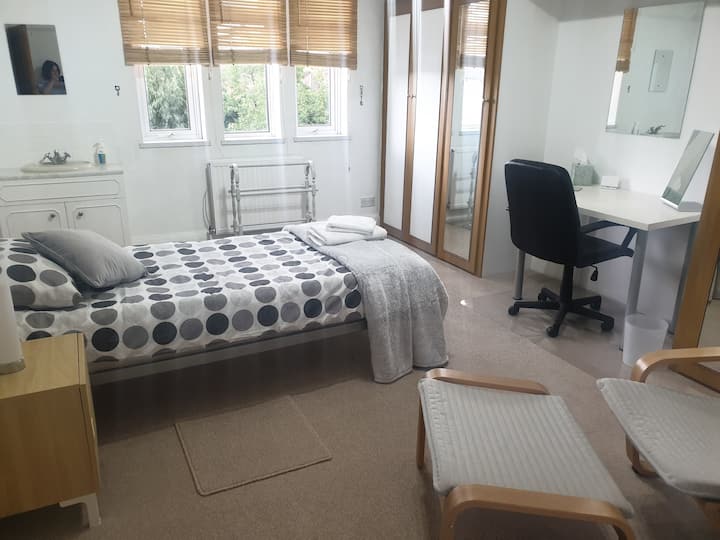 位于埃奇韦尔(Edgware)的明亮通风的大型单人房图片1