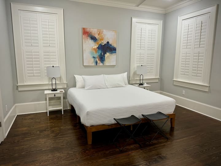 חדר שינה ראשי עם מיטת קינג.