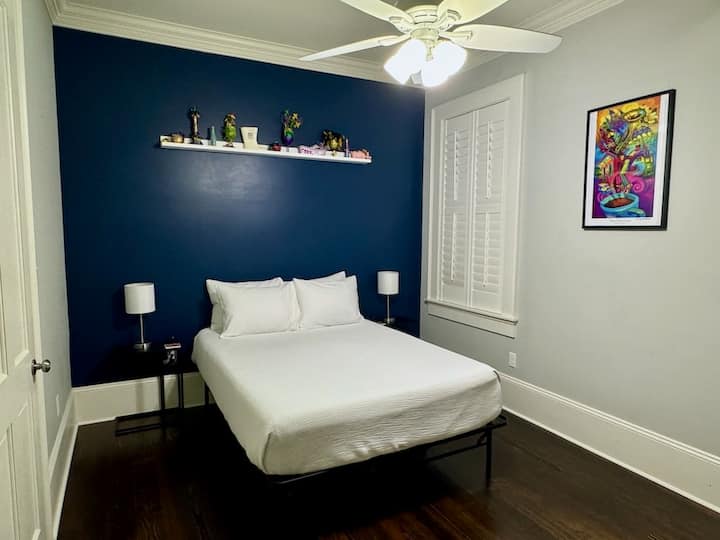 חדר שינה 2 כולל מיטת קווין סייז.