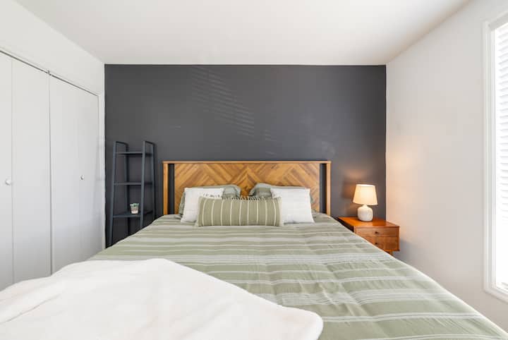 Спална соба со удобен брачен кревет (широк 180 - 200 см)