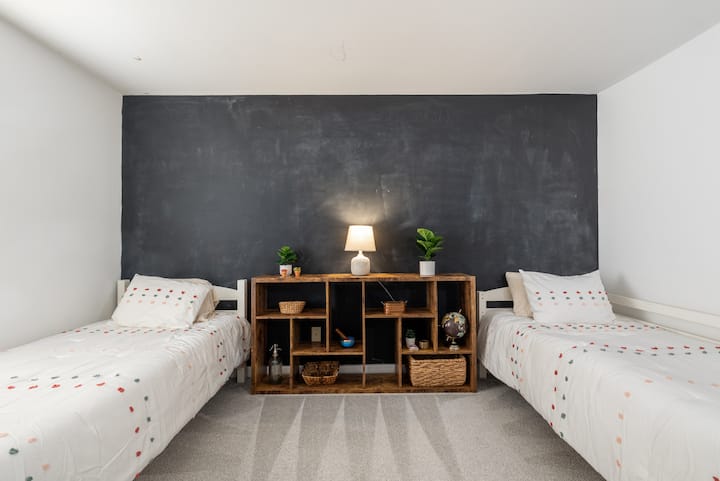 Спална соба со удобни двокреветни кревети