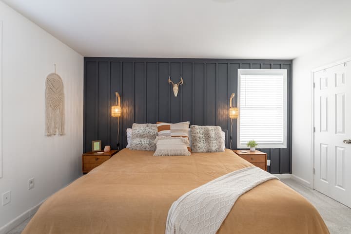 Спална соба со удобен брачен кревет (широк 180 - 200 см)