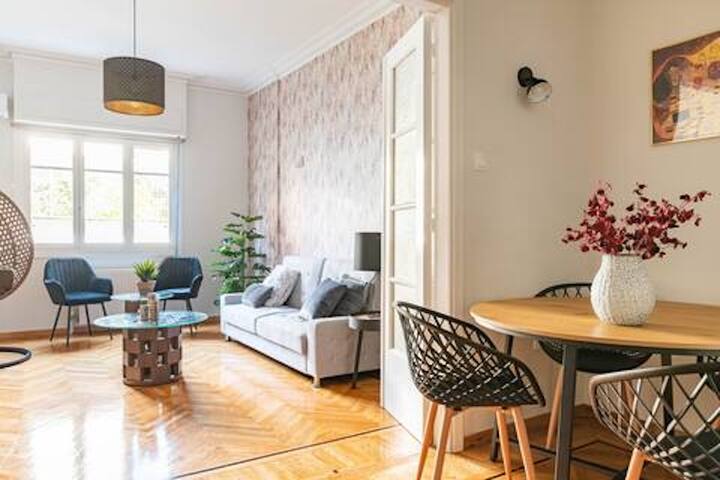 Huge 165sq Apt w/5BDR, 2&halfBath-1min toAcropolis gallery image 2