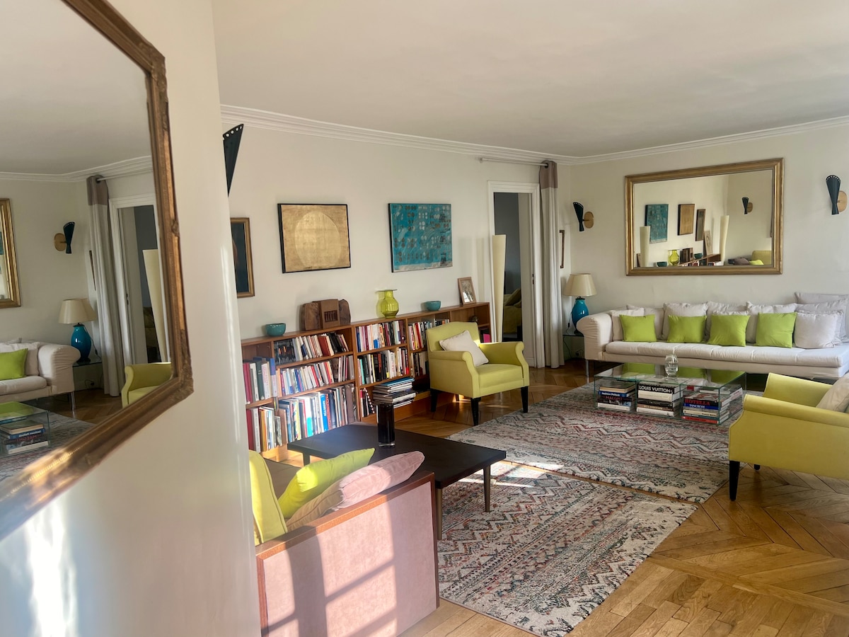 Popular Airbnb listing: Georgeous flat terrace/Invalides 3/6pers in Paris 7e Arrondissement