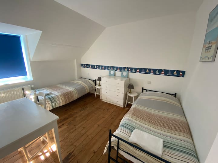 El dormitorio 3 tiene 2 camas individuales, una cómoda y un escritorio - se encuentra en el ala oeste de la casa y está al lado de la habitación 4.