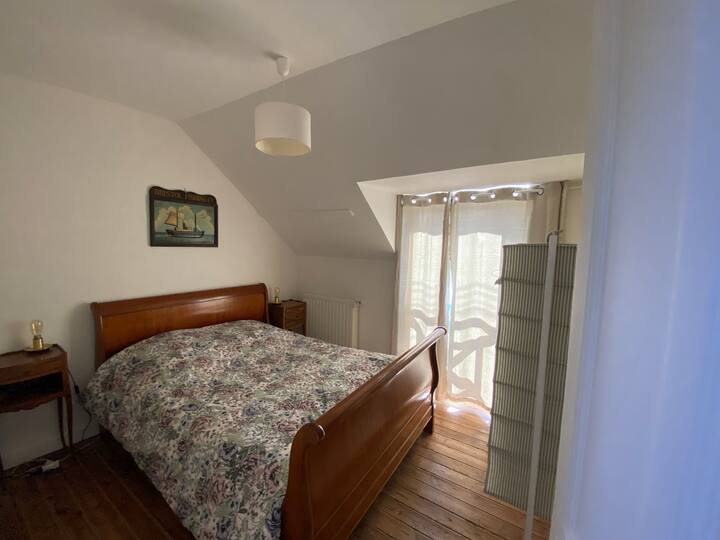 La habitación 4 se encuentra en el ala oeste de la casa - hay grandes estantes para guardar y un perchero para su ropa.