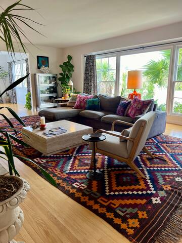 Mid-Century California Ranch Family Home with Pool gallery image 3