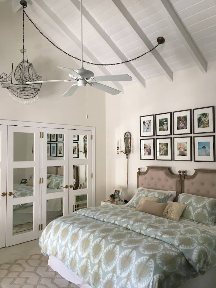 Სტუმრების საძინებელში შეგიძლიათ აირჩიოთ დიდი საწოლი ან 2 ტყუპი. 
Ცალკე სააბაზანო საშხაპით.