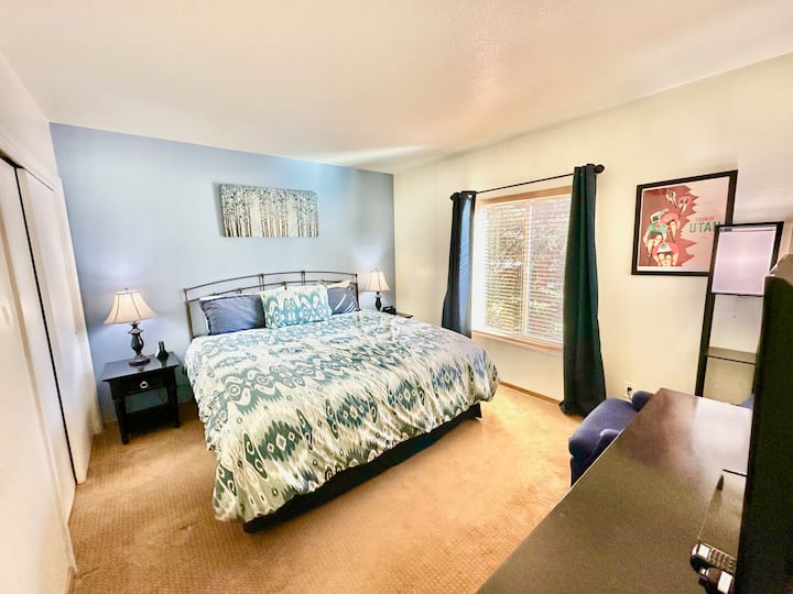 La camera da letto principale ha un letto matrimoniale grande con 2 tavolini, sveglia, prese USB, Smart TV a schermo piatto, poltrona, scrivania e un ampio armadio con tanto spazio!