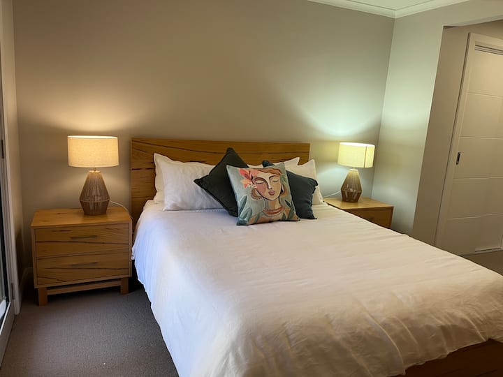 1号卧室，配备标准双人床和套间浴室。