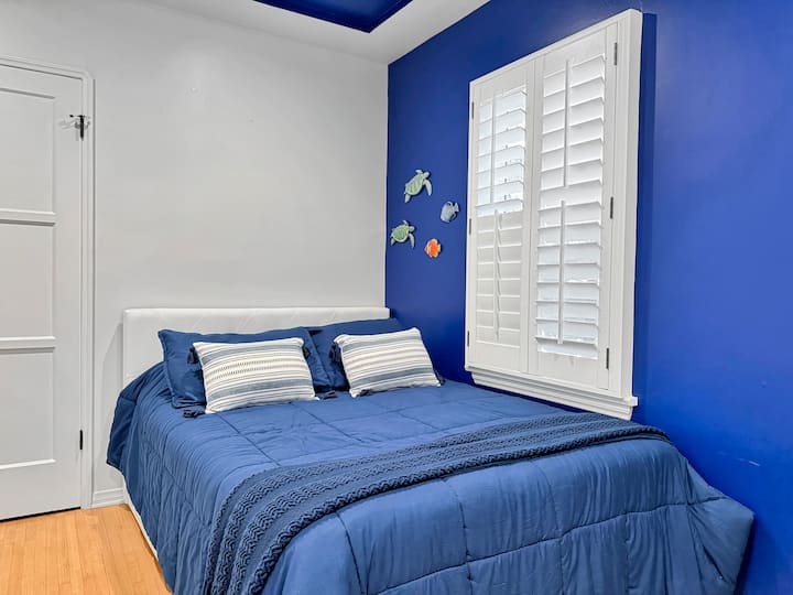 Accogliente letto matrimoniale con materasso soffice, lenzuola morbide e un lussuoso piumino per una notte di sonno ristoratore.