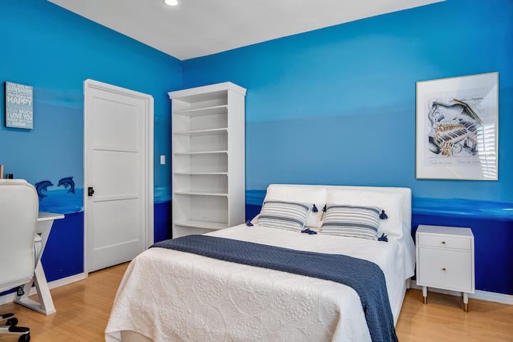 Camera accogliente con letto matrimoniale dotato di un nuovissimo materasso ibrido ipoallergenico per un ottimo sostegno. Include uno spazio di lavoro dedicato, ideale per comfort, concentrazione e una notte di sonno ristoratore.