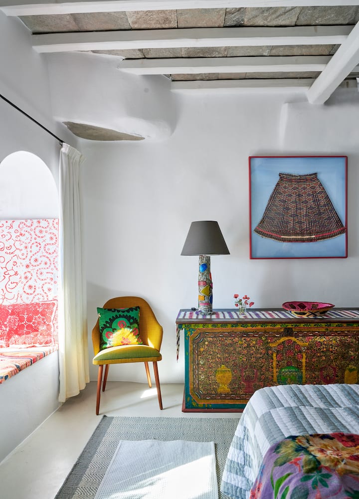 Chumba cha 2 cha kulala kilicho na kifua cha Kigiriki cha kale