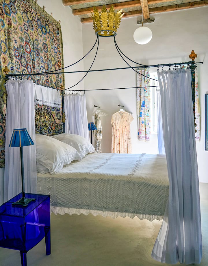 Kitanda chenye mabango 4 katika chumba cha kulala cha 1