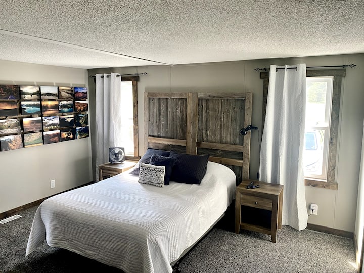 ห้องนอนใหญ่พร้อมเตียงควีนไซส์และตู้เสื้อผ้าแบบเดินเข้าได้ มีเตียงคู่ 2 หลังในตู้เสื้อผ้าให้ย้ายออกไปยังพื้นที่ห้องนอนใหญ่หรือห้องนั่งเล่นได้ 