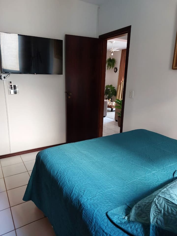 Suite mit Queensize-Bett, Kissen im Schrank, Fernseher mit allen Kanälen und Internetzugang sowie einem Deckenventilator