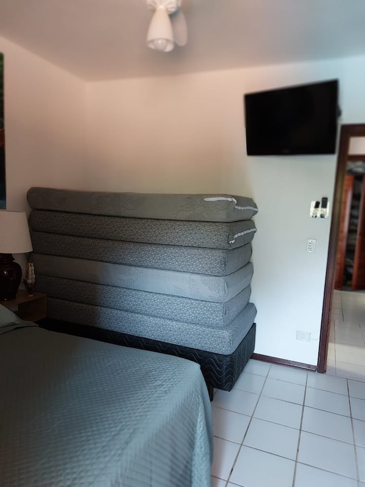 Zimmer mit Queensize-Doppelbett und Junggesellen sowie 5 Einzelmatratzen. Fernseher mit allen verfügbaren Kanälen und Deckenventilator