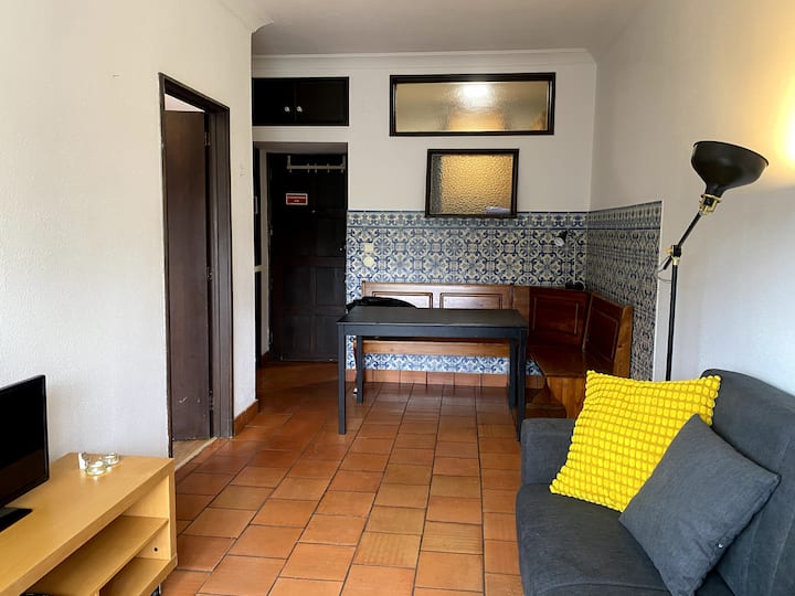 meza ya chakula / sehemu ya kufanyia kazi
Televisheni / sofabeti