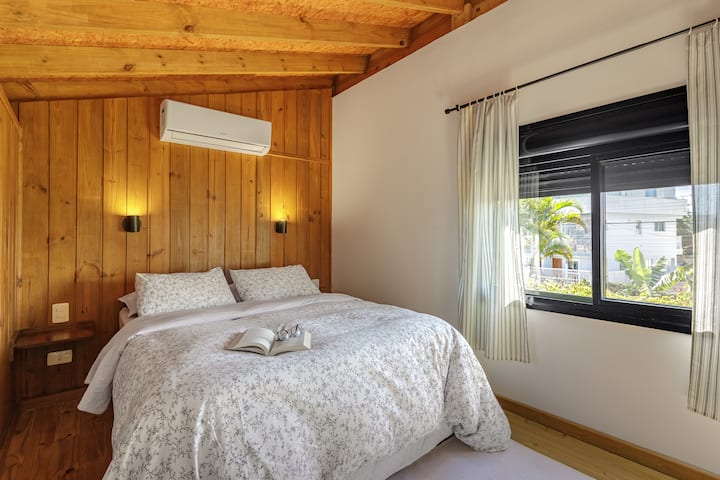 Fjetore e madhe në katin e sipërm. Dyshek me cilësi të shkëlqyer dhe shtroja krevati. Duvet dimëror. Ajër i kondicionuar dhe 2 dritare me një rrjetë mushkonjash që lejojnë ventilimin e kryqëzuar. Netët e heshtjes absolute.