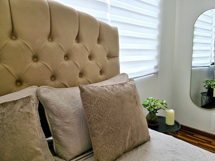 Utalala kwa starehe kwenye kitanda hiki cha watu wawili, godoro la kifahari na kijukwaa, mito ya Rosen, ubao wa kichwa, kabati, kulabu za nguo za kuning 'inia, kioo kizuri chenye fremu ya mwili wa dhahabu.