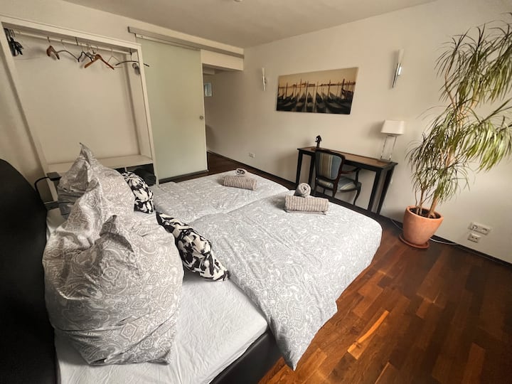 ห้องนอนชั้นล่างพร้อมเตียงคู่ขนาดใหญ่