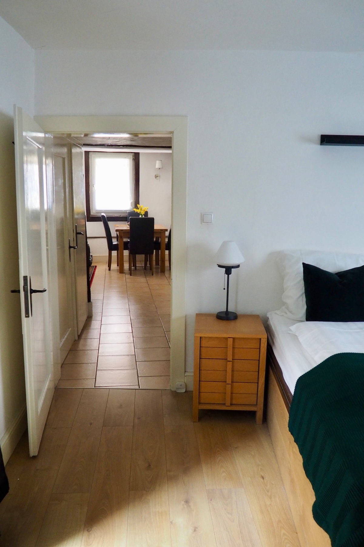 Поглед од спалната соба кон дневниот простор.