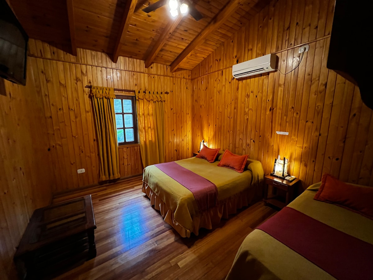 חדר עם AA, טלוויזיה ו -2 מיטות (זוג אחד + חדר ליחיד).