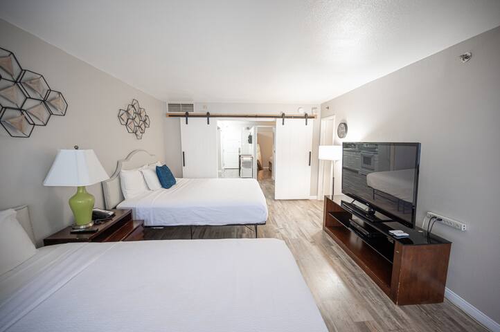 PENTHOUSE SUITE on the strip – 2 Bd/ 1Ba gallery image 3