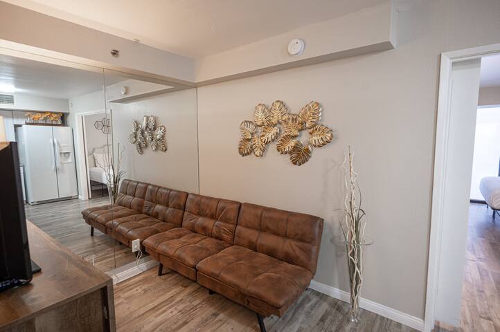 PENTHOUSE SUITE on the strip – 2 Bd/ 1Ba gallery image 4