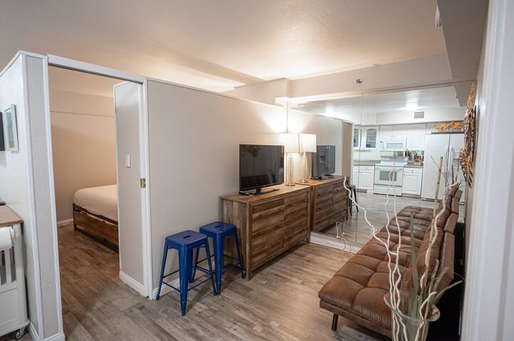 PENTHOUSE SUITE on the strip – 2 Bd/ 1Ba gallery image 5