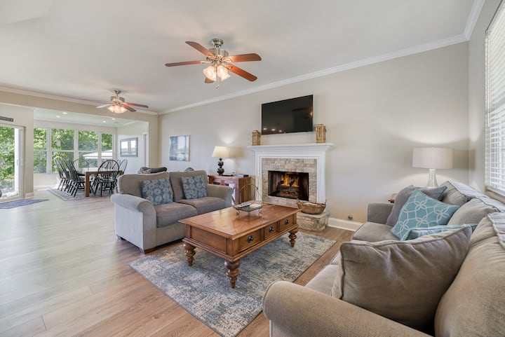 Great Lake View On Level Lot With Outdoor Kitchen. - Gainesville, GA