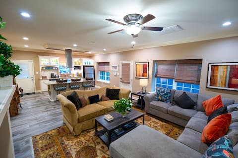 Successful Airbnb property: Chic guest house with EV universal wall connector in Little Rock