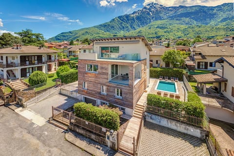 Airbnb con migliori performance: Villa Family with pool and panoramic penthouse a Colico