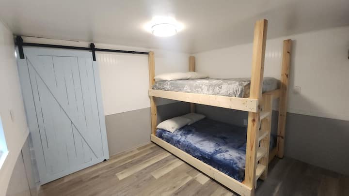 Dieses Etagenbett verfügt über 2 Doppelbetten (ein Doppelbett oben und ein Doppelbett unten).