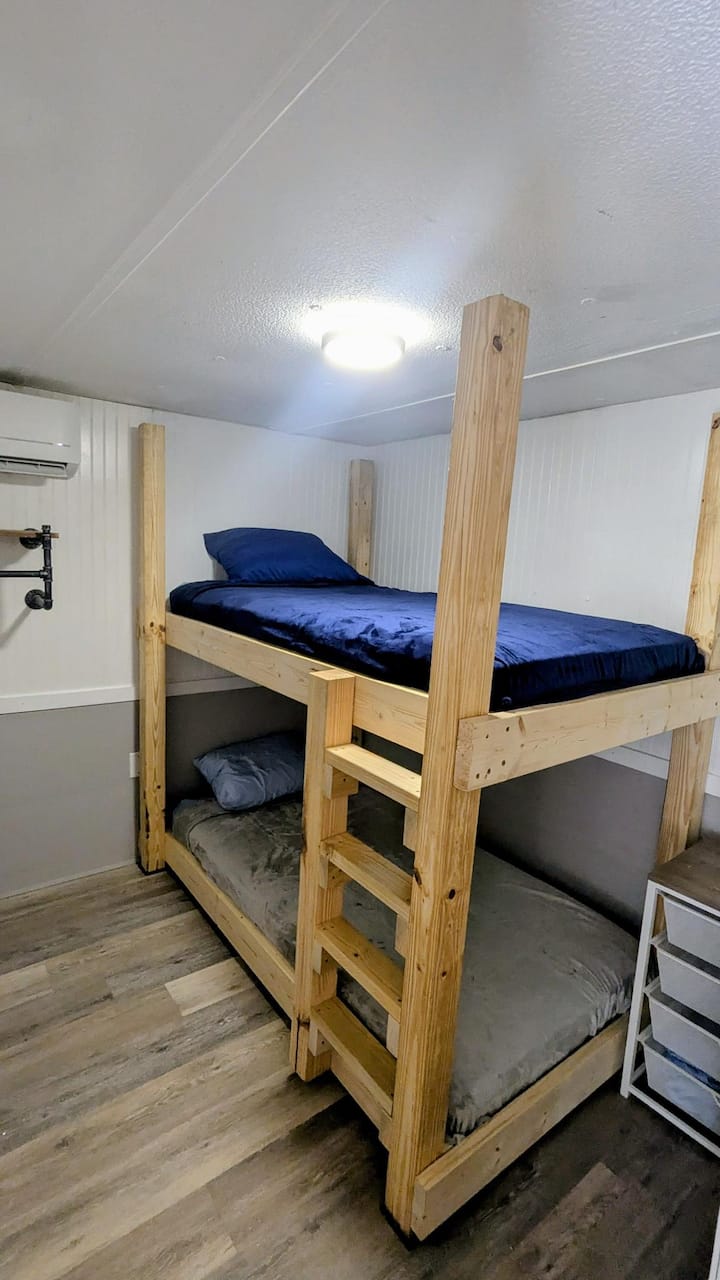 Dieses Etagenbett verfügt über 2 Einzelbetten (ein Einzelbett oben und ein Einzelbett unten)