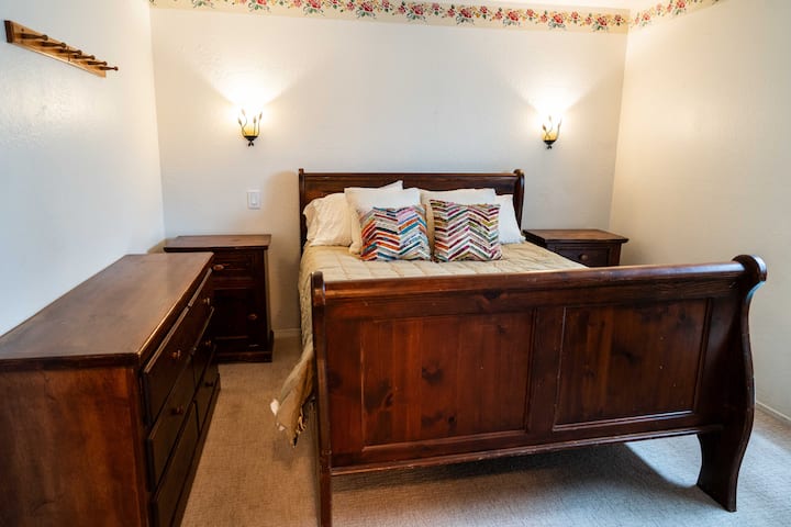 Chumba cha kulala cha ghorofa ya chini kilicho na kitanda aina ya queen