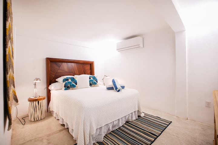 Kad uđete, s desne strane vidjet ćete iznimno udoban bračni krevet.