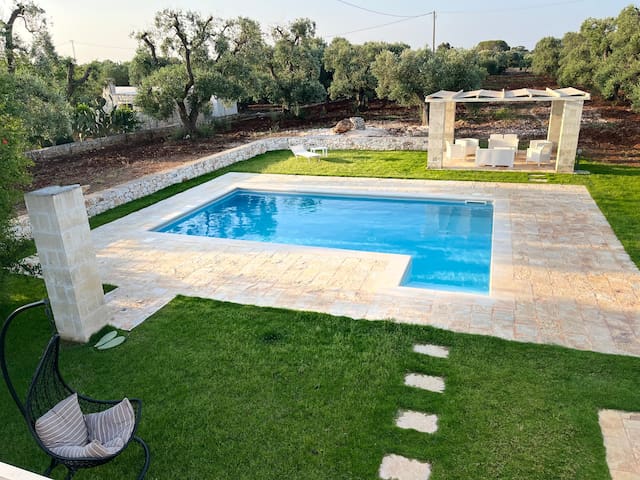 Trullo Al Guappo d’Oro; w private pool in OSTUNI